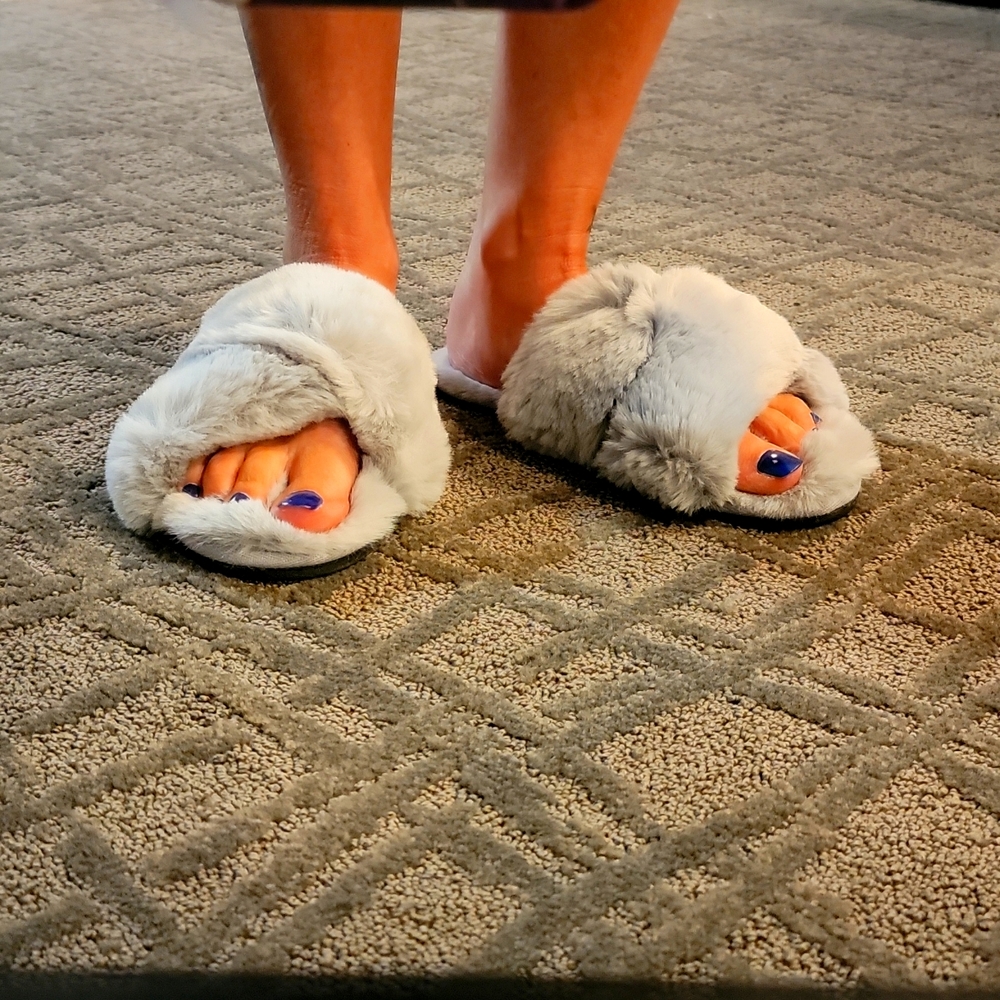 FamiPort Fuzzy Slippers,sz s+m,gray,pink, black